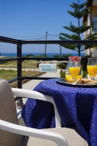 米提卡斯Iraklis Hotel的一张桌子,上面放着两杯橙汁