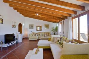 阿尔库迪亚Villa Catalina Polit的带沙发和电视的客厅