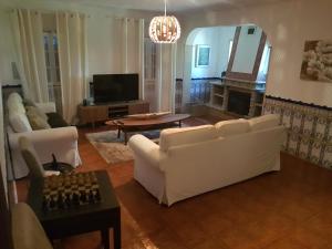 博尔巴Quinta da Paz的客厅配有2张白色沙发和1台电视