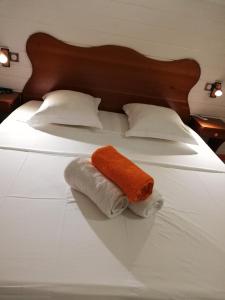 大博格Résidence Clémentine Villa Passion的一张带两条毛巾和两个枕头的床