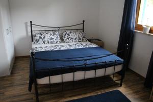 内里吉恩Apartment Lilly的一间卧室配有一张带蓝色和白色枕头的床