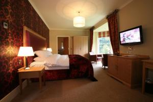 普雷斯顿法灵顿旅舍酒店的酒店客房,配有床和电视
