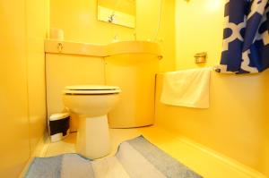 高山Takayama - Apartment / Vacation STAY 34381的黄色的浴室设有卫生间和水槽