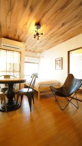 高山Takayama - Apartment / Vacation STAY 34381的卧室配有一张床和一张桌子及椅子