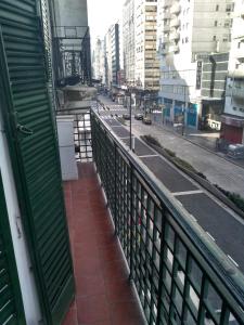布宜诺斯艾利斯Corrientes y Uruguay的享有街道景色的建筑阳台