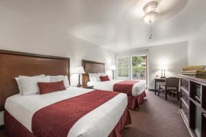 棕榈泉棕榈山Spa度假酒店的酒店客房设有两张床和电视。