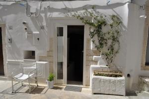 奥斯图尼Latorreangioina的白色的房子,有椅子和植物