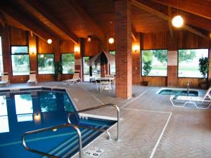 Amerihost Inn & Suites - Mexico内部或周边的泳池