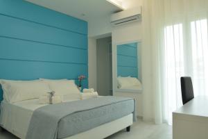 特罗佩阿Dreams Tropea Mare "Parking Private"的一间卧室配有一张蓝色床头板的床