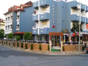 马尔马里斯马尔马里斯天使旅馆的街道边的蓝色建筑