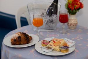 圣维托罗卡波Camping Village La Pineta的一张桌子,上面放着两盘食物和两杯橙汁