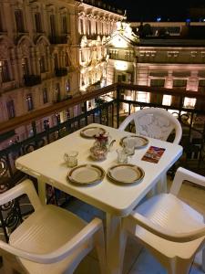 巴库Fountain Square-Balconies in Old Town的阳台上配有白色的桌椅