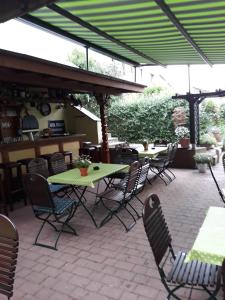 卡塞尔泽林内霍夫旅馆的绿伞下带桌椅的天井