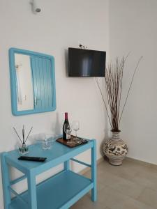 克洛瓦斯Fortina Mykonos house的蓝桌,带酒杯和镜子