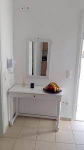 克洛瓦斯Fortina Mykonos house的一张带镜子和香蕉的白色桌子