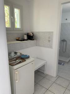 克洛瓦斯Fortina Mykonos house的白色的厨房配有柜台和水槽