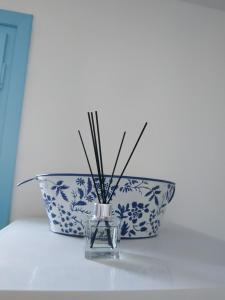 克洛瓦斯Fortina Mykonos house的蓝色和白色的碗和桌子上的花瓶