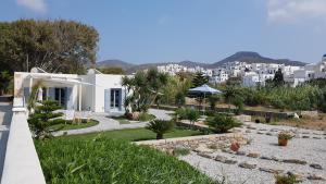 卡塔波拉Amorgos Pearls的白色的房子,设有花园和建筑