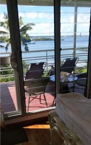 苏瓦Suva Hideaway Villa的客房设有一个享有水景的阳台。