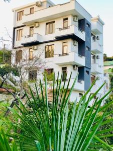 姆兹瓦内康茨基Holiday House Green Cape Batumi的前面有植物的建筑