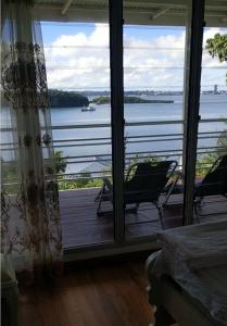 苏瓦Suva Hideaway Villa的客房设有一个享有水景的大窗户。