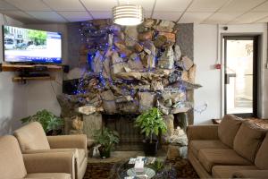 维勒蒙特韦尔芒特度假宾馆的客厅设有石墙和电视