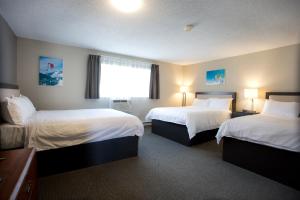 维勒蒙特韦尔芒特度假宾馆的酒店客房设有两张床和窗户。