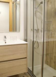 拉科鲁尼亚拉普威采娜旅馆的带淋浴和盥洗盆的浴室