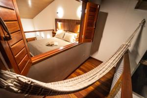 圣米格尔-杜戈斯托苏Vila Loop的卧室内的吊床