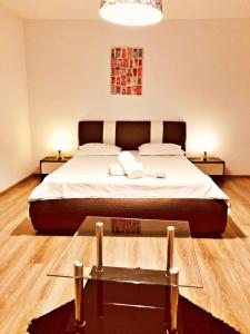 布加勒斯特Dream Residence 49的一间卧室配有一张大床和一张桌子