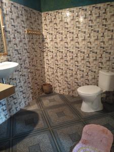 吉利美诺迪诺茵旅馆的一间带卫生间和水槽的浴室