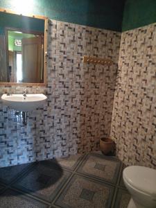 吉利美诺迪诺茵旅馆的一间带水槽和卫生间的浴室