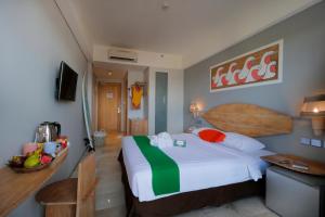 坎古寇阿迪冲浪酒店的酒店客房,配有一张床和一碗水果