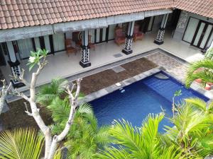 坎古庞多克迪迪克旅馆的房屋前游泳池的顶部景色