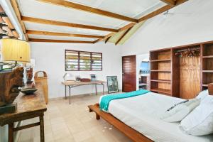 PoussabierVilla Senang Masari的一间卧室配有一张床和一张桌子
