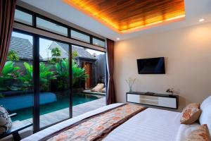 坎古La Paradis Villa的享有游泳池景致的卧室