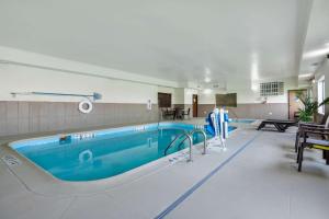 康瑟尔布拉夫斯Comfort Suites Omaha East-Council Bluffs的一个带蓝色游泳池的大型游泳池