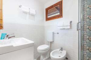 卡波利韦里Hotel Giardino的白色的浴室设有卫生间和水槽。