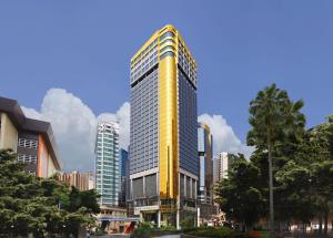 香港富豪香港酒店的一座城市里高大的黄色建筑