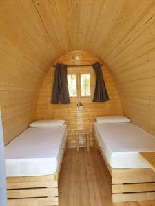 莱里奇Campeggio Gianna Golfo dei Poeti的小型客房 - 带2张床和窗户