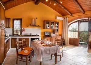 CastellinaldoIl Borgo B&B的一间厨房,里面配有桌椅