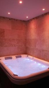 科尔尼永孔福勒迪维姆德米亚皮酒店的客房内设有一个大浴缸,