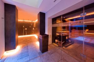 奥伯林塔尔的里德图因霍夫酒店的带淋浴的浴室和标有苏拉的标志