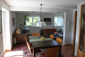 维克托尔斯博格Ferienwohnung mit Panoramablick的用餐室以及带桌椅的起居室。