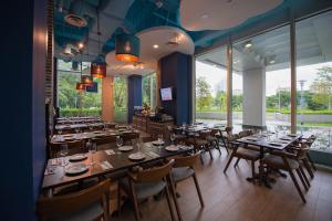 新加坡Park Avenue Rochester的用餐室配有桌椅和大窗户