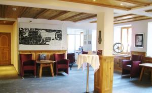 布赖尔齐斯腾帕斯酒店的用餐室配有桌椅和墙壁