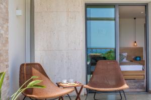 厄吕代尼兹艾斯乐艾酒店 - 仅限成人（+14）的庭院里设有两把椅子和一张桌子