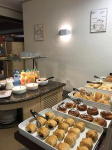 卡里拉博纳维斯塔旅馆的厨房在柜台上摆放着几盘甜甜圈