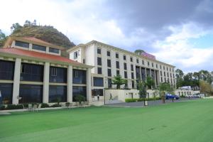 贡德尔Haile Resort-Gondar的前面有绿地的建筑