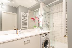 米兹多洛杰Horyzont Apartament z Klimatyzacją i Balkonem by Renters的一间带洗衣机和淋浴的浴室